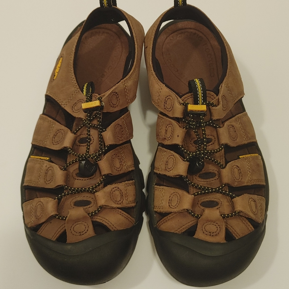 Mens size 10 Keens